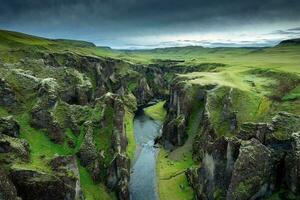 étourdissant vue de fjadrargljufur canyon naturellement érodé avec fjadra écoulement par ravin dans été à Islande photo