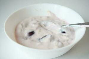 Frais des fruits mixte avec yaourt dans une bol sur table photo