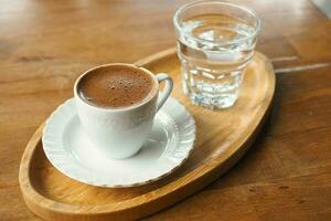 une tasse de café turc sur la table en plein air photo