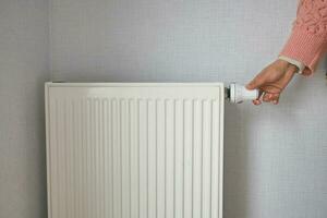 radiateur de chauffage sous fenêtre dans la chambre photo