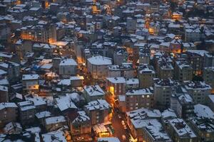 Haut vue de neige paysage urbain dans Istanbul à nuit photo