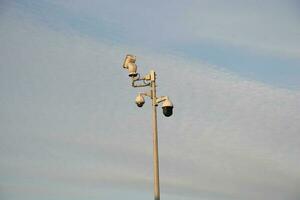 caméra de sécurité cctv fonctionnant contre le ciel bleu photo