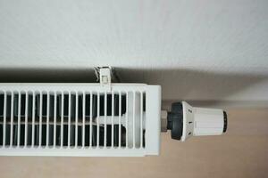 radiateur de chauffage sous fenêtre dans la chambre photo