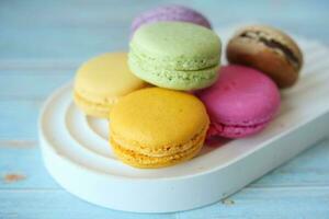 gros plan de macaron sur fond bleu avec espace de copie photo