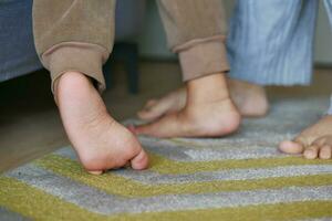 faible angle vue de une enfant en marchant sur la pointe des pieds photo