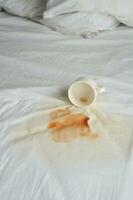 tasse de café déversé sur lit photo
