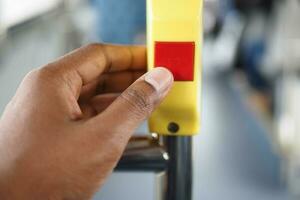 fermer de autobus cloche commutateur pour Arrêtez à l'intérieur le Publique autobus photo