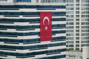 turc drapeau sur financier bâtiments dans Istanbul photo