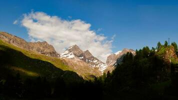 Montagne paysage représentant le pizza del diavolo dans Italie photo