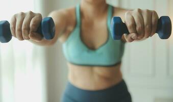 femme exercice faire des exercices dans Gym aptitude rupture se détendre en portant Pomme fruit après formation sport avec haltère et protéine secouer bouteille en bonne santé mode de vie la musculation, athlète constructeur muscles mode de vie. photo