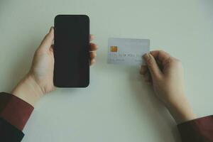 concept de paiement en ligne avec carte de crédit. main d'hommes utilisant un ordinateur portable pour payer une assurance maladie en ligne. photo