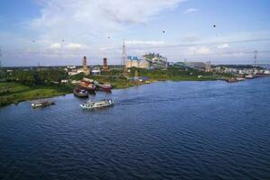 aérien vue de le rivière et industriel zone avec bleu ciel dans narayanganj-bangladesh photo