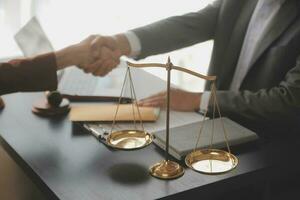 concept de justice et de droit. juge masculin dans une salle d'audience avec le marteau, travaillant avec, clavier d'ordinateur et d'accueil, lunettes, sur table à la lumière du matin photo