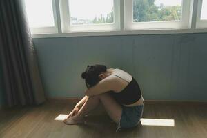 attaques de panique seule jeune fille triste peur stressante déprimée émotionnelle. photo