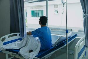 en phase terminale mauvais Masculin patient mensonges sur une mal dans le hôpital. mélancolie et épuisé patient dans le palliatif se soucier salle. photo