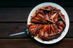 entier fruit Tarte avec caramel sur assiette flatlay photo