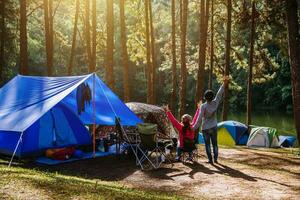 femme asiatique voyage nature camping sur la montagne voir le lac dans la brume au lever du soleil du matin à pang ung, province de mae hong son, thaïlande. photo