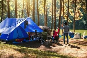 femme asiatique voyage nature camping sur la montagne voir le lac dans la brume au lever du soleil du matin à pang ung, province de mae hong son, thaïlande. photo