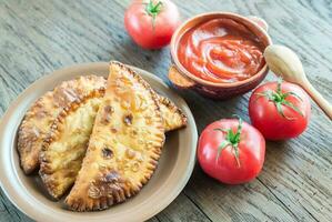 galettes de viande sur le fond en bois photo