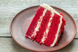 rouge velours gâteau sur le assiette photo