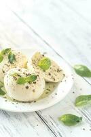 mozzarella avec Frais basilic feuilles photo