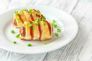 saucisse Rouleaux sur le blanc assiette photo