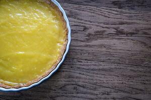 citron Tarte sur le en bois Contexte photo