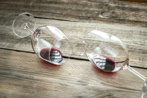 deux des lunettes avec rouge du vin photo