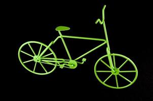 vélo miniature sur noir Contexte photo