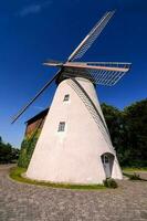 vue de une traditionnel Moulin à vent photo