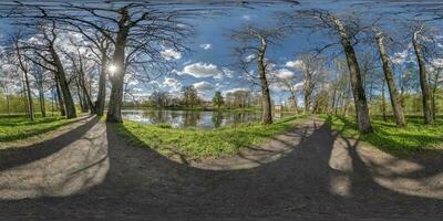 plein sans couture sphérique 360 hdri panorama vue sur piéton en marchant chemin parmi peuplier bosquet avec maladroit branches près Lac dans équirectangulaire projection avec , prêt vr ar contenu photo