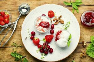 savoureux la glace crème avec baies et confiture, bois Contexte photo