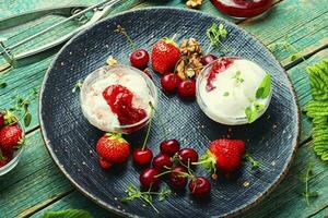 la glace crème avec baies et confiture photo