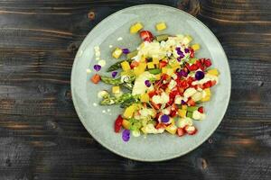 fruit salade avec asperges sur le plaque. photo