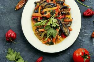 aubergine sauter, parfumé légume plat. photo