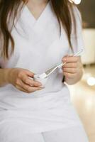 femme main détient une bol avec une masque et une brosse. peau se soucier photo