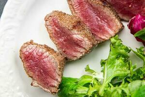 du boeuf steak rare frit veau Viande grillage repas nourriture casse-croûte sur le table copie espace nourriture Contexte rustique Haut vue photo