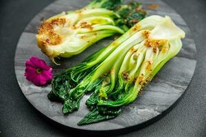 bok choy ou pak choy plat , chinois chou légume en bonne santé repas nourriture casse-croûte sur le table copie espace nourriture Contexte rustique Haut vue photo