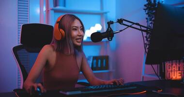 asiatique Jeune esport femme joueur prendre plaisir à jouer en ligne Jeu sur PC photo