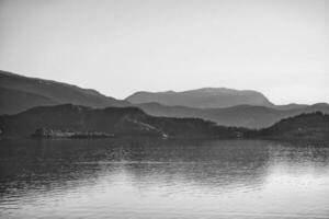 fjord avec vue de montagnes et fjord paysage dans Norvège dans noir et blanc photo