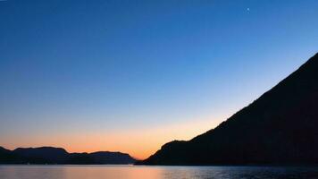 fjord avec vue de montagnes et fjord paysage dans Norvège. paysage coup photo