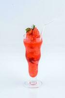 fraise smoothie. boisson pour été sur le blanc Contexte. photo