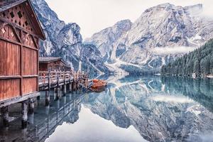 Lago di Braies Pragser Wildsee Tyrol du Sud en Italie photo