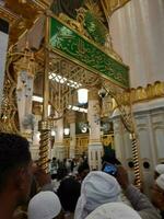 médina, saoudien Saoudite, déc 2022 - musulman pèlerins sont Aller à visite Roza rasool à masjid Al Nabawi médina. photo