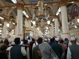 médina, saoudien Saoudite, déc 2022 - musulman pèlerins sont Aller à visite Roza rasool à masjid Al Nabawi médina. photo