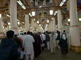 médina, saoudien Saoudite, déc 2022 - musulman pèlerins sont Aller à visite Roza rasool à masjid Al Nabawi médina. photo