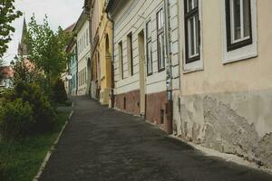 médiéval rue avec historique bâtiments dans le cœur de Roumanie. Sibiu le est européen citadelle ville. Voyage dans L'Europe  photo