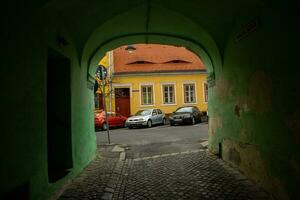 médiéval rue avec historique bâtiments dans le cœur de Roumanie. Sibiu le est européen citadelle ville. Voyage dans L'Europe  photo