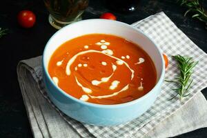 crème soupe de tomates et poivre. chaud tomate soupe dans bol photo