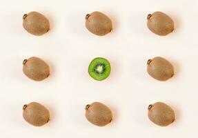 kiwi fruit sur en bois Contexte. modèle avec juteux kiwi photo